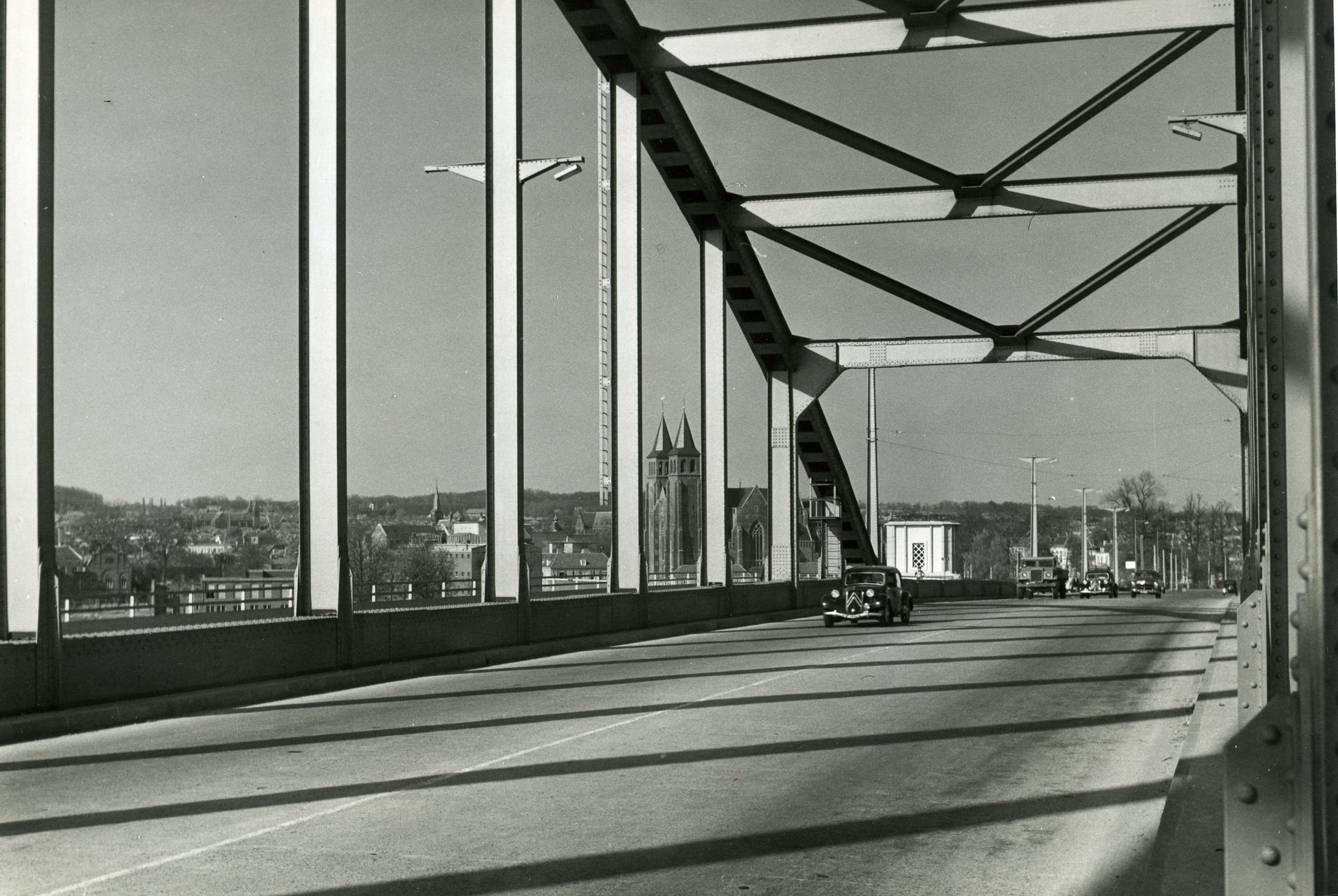 Zwart-witfoto uit omstreeks 1960 van de Rijnbrug bij Arnhem met zicht op het centrum.