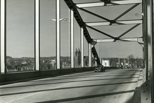 Zwart-witfoto uit omstreeks 1960 van de Rijnbrug bij Arnhem met zicht op het centrum.