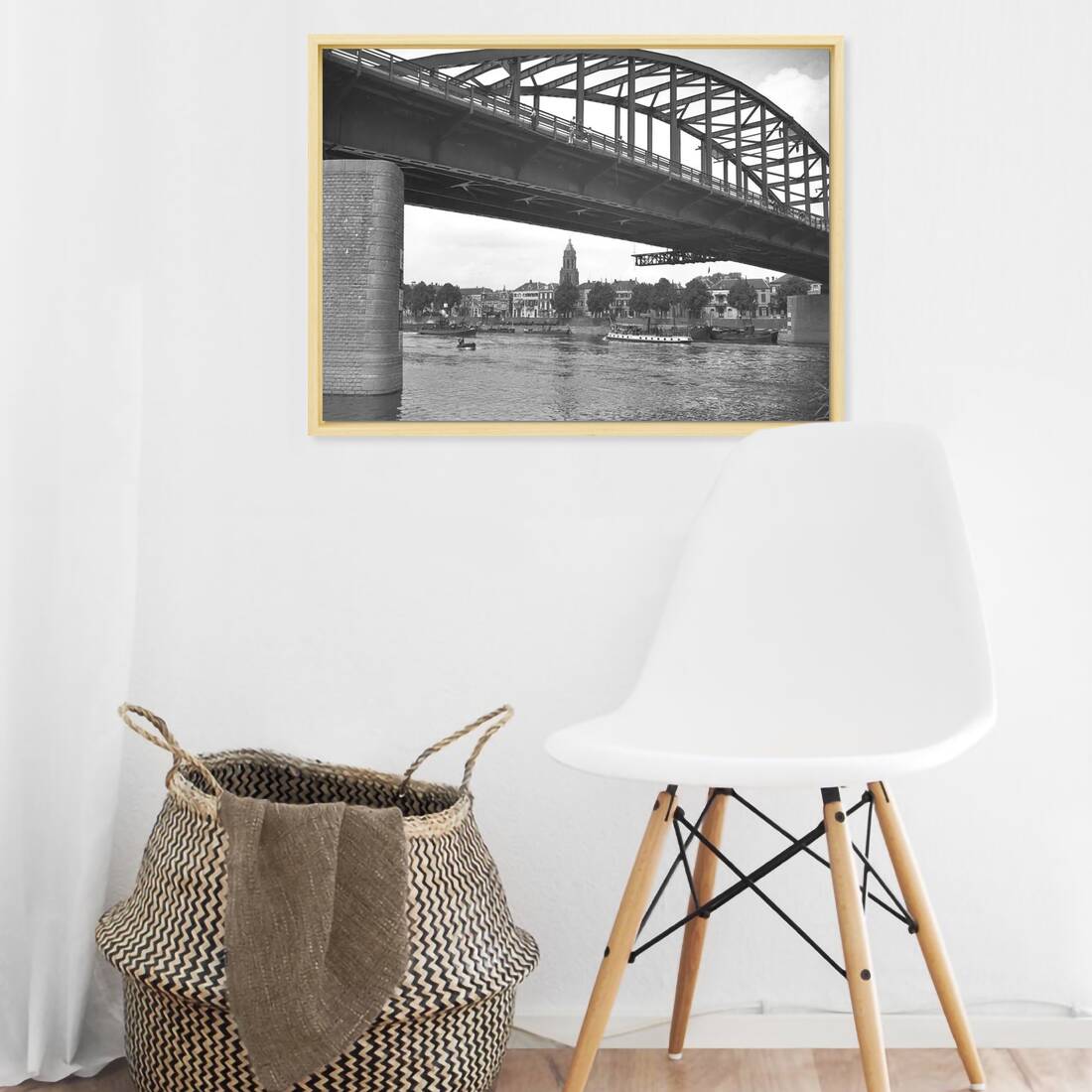 Zwart-witfoto uit omstreeks 1935 van de Rijnbrug bij Arnhem met uitzicht op de Nederrijn. – canvas naturel baklijst in keuken