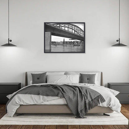 Zwart-witfoto uit omstreeks 1935 van de Rijnbrug bij Arnhem met uitzicht op de Nederrijn. – canvas zwarte baklijst in slaapkamer