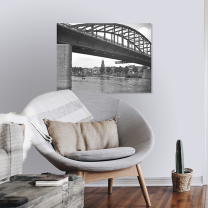 Zwart-witfoto uit omstreeks 1935 van de Rijnbrug bij Arnhem met uitzicht op de Nederrijn. – canvas zonder lijst in leeshoek