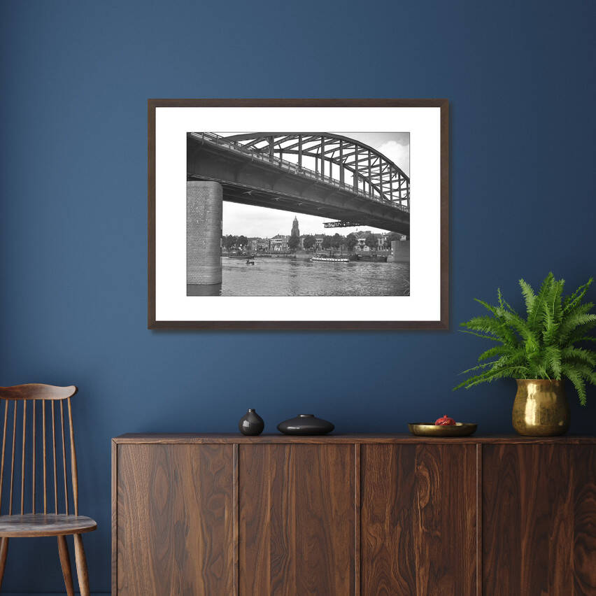 Zwart-witfoto uit omstreeks 1935 van de Rijnbrug bij Arnhem met uitzicht op de Nederrijn. – donkerbruine wissellijst in woonkamer