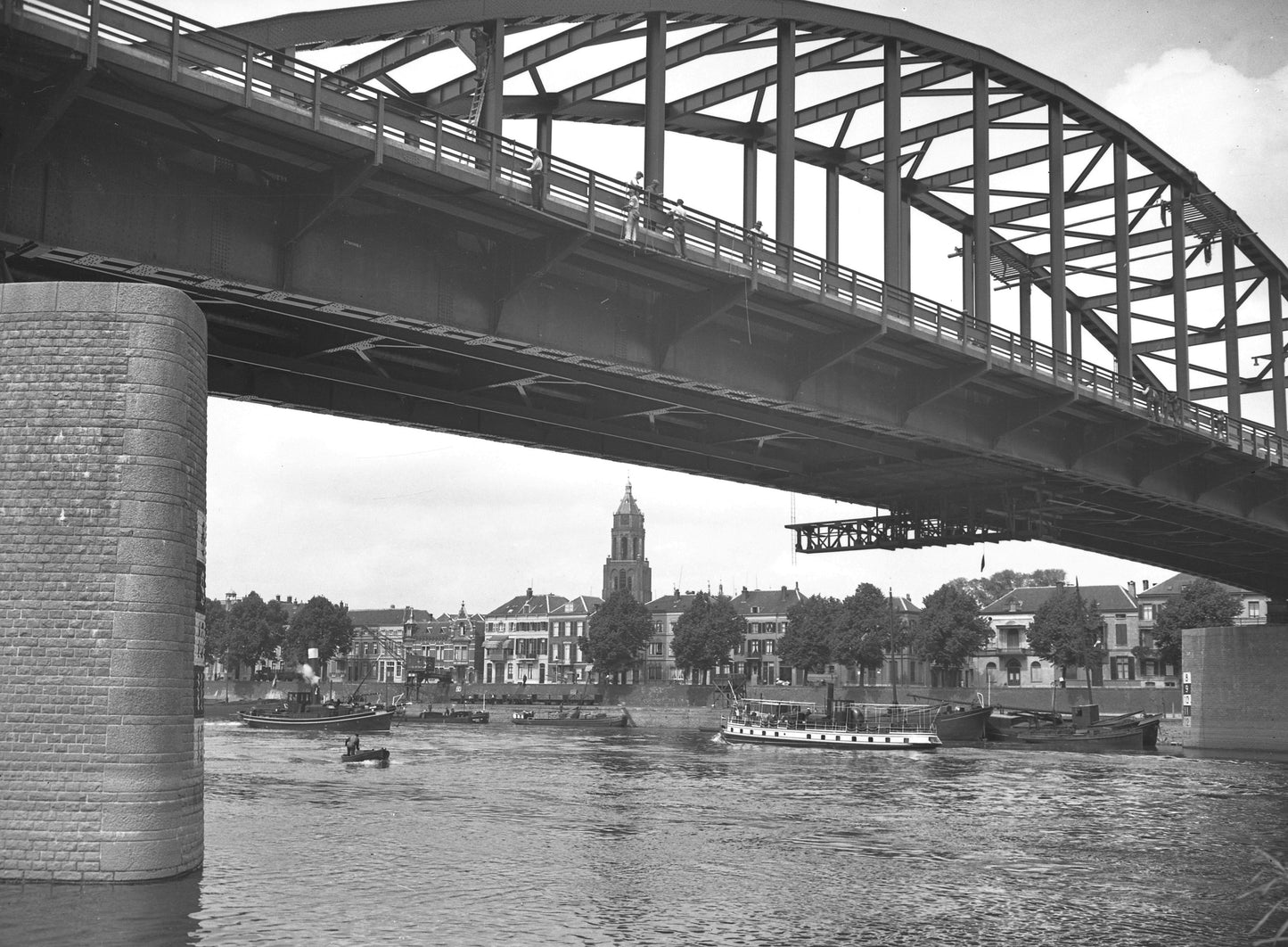 Zwart-witfoto uit omstreeks 1935 van de Rijnbrug bij Arnhem met uitzicht op de Nederrijn.