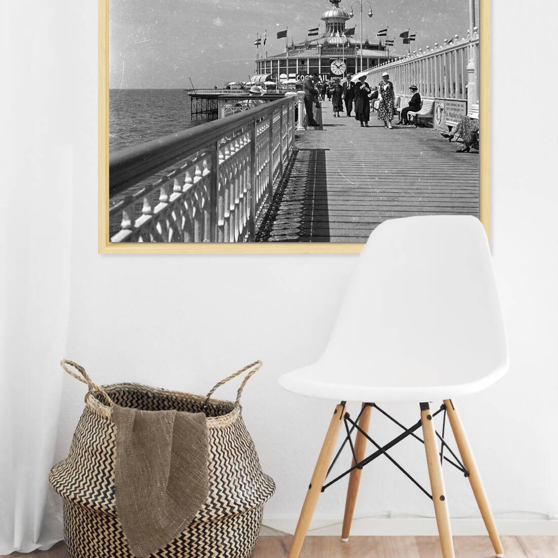 Zwart-witfoto uit omstreeks 1935 van het Wandelhoofd Wilhelmina (de oude Pier) op Scheveningen. – canvas naturel baklijst in keuken