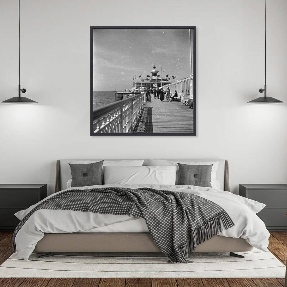 Zwart-witfoto uit omstreeks 1935 van het Wandelhoofd Wilhelmina (de oude Pier) op Scheveningen. – canvas zwarte baklijst in slaapkamer