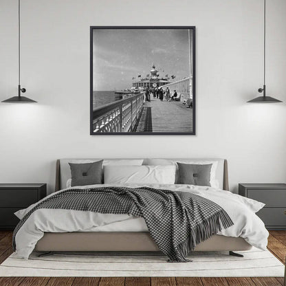 Zwart-witfoto uit omstreeks 1935 van het Wandelhoofd Wilhelmina (de oude Pier) op Scheveningen. – canvas zwarte baklijst in slaapkamer