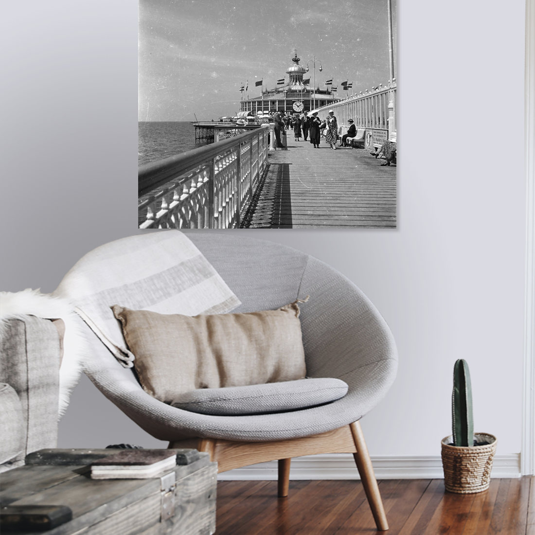 Zwart-witfoto uit omstreeks 1935 van het Wandelhoofd Wilhelmina (de oude Pier) op Scheveningen. – canvas zonder lijst in leeshoek