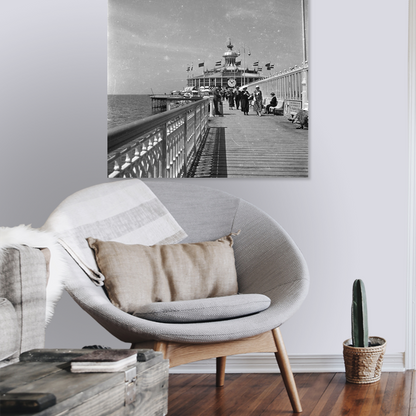Zwart-witfoto uit omstreeks 1935 van het Wandelhoofd Wilhelmina (de oude Pier) op Scheveningen. – canvas zonder lijst in leeshoek