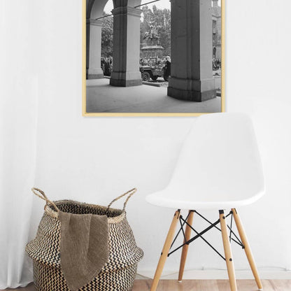 Zwart-witfoto uit 1945 van de bevrijding bij Paleis Noordeinde in Den Haag. – canvas naturel baklijst in keuken