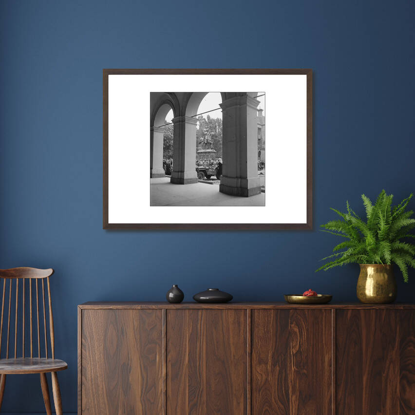 Zwart-witfoto uit 1945 van de bevrijding bij Paleis Noordeinde in Den Haag. – donkerbruine wissellijst in woonkamer