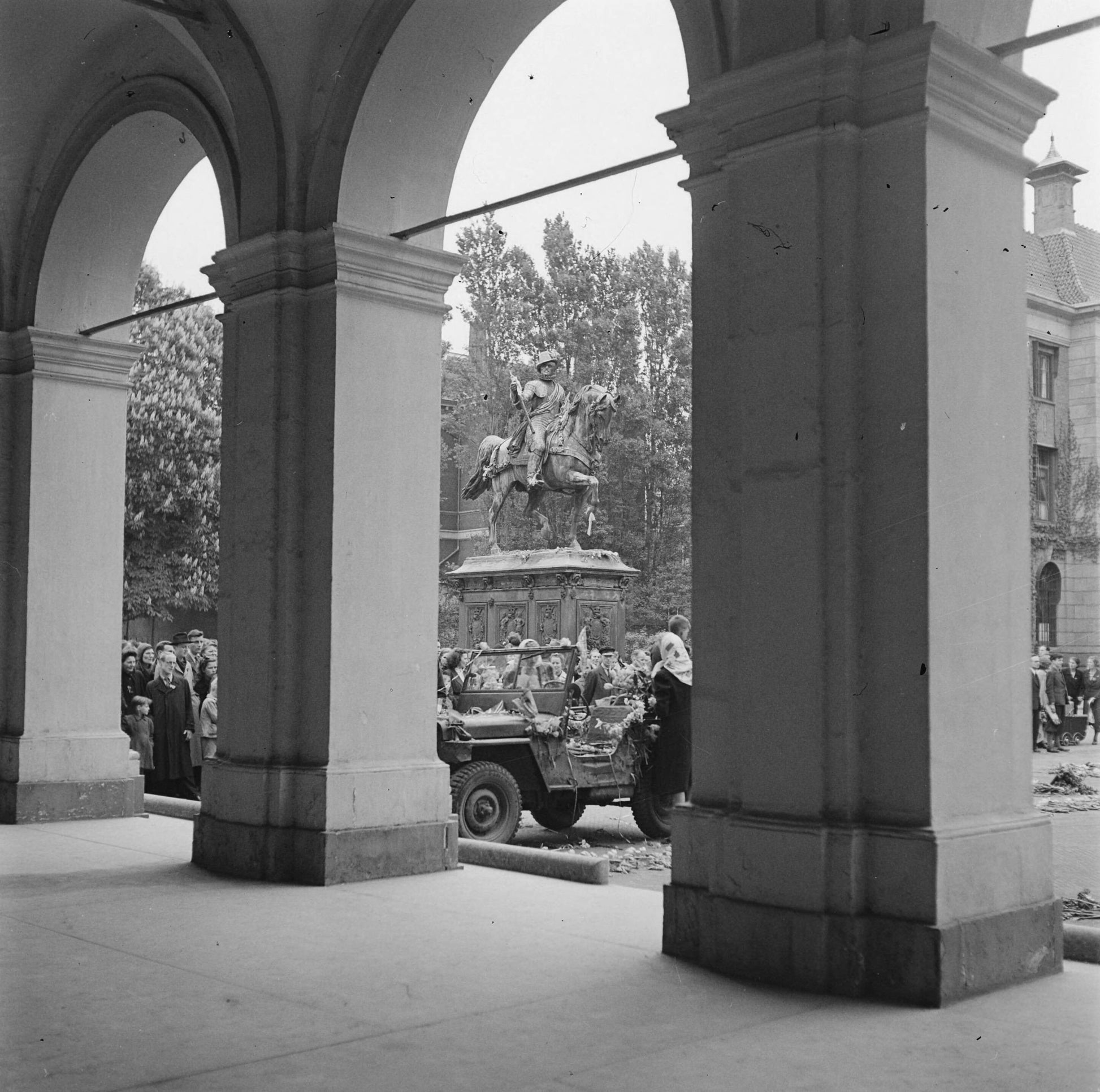 Zwart-witfoto uit 1945 van de bevrijding bij Paleis Noordeinde in Den Haag.