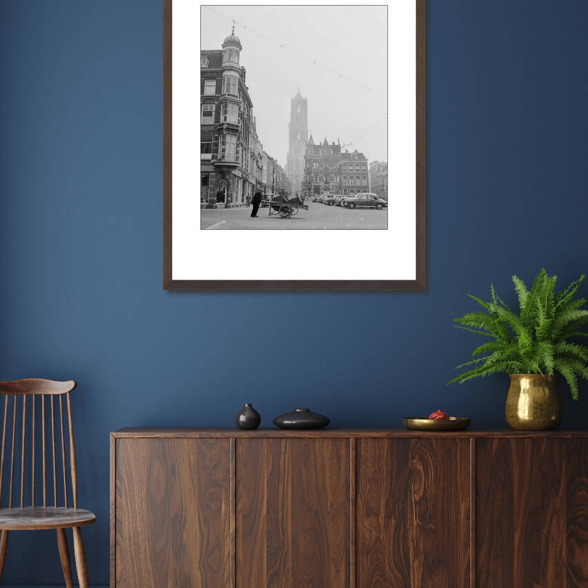 Zwart-witfoto uit 1954 van de Mariaplaats in Utrecht met uitzicht op de Domtoren. – donkerbruine wissellijst in woonkamer