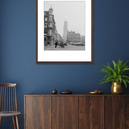 Zwart-witfoto uit 1954 van de Mariaplaats in Utrecht met uitzicht op de Domtoren. – donkerbruine wissellijst in woonkamer