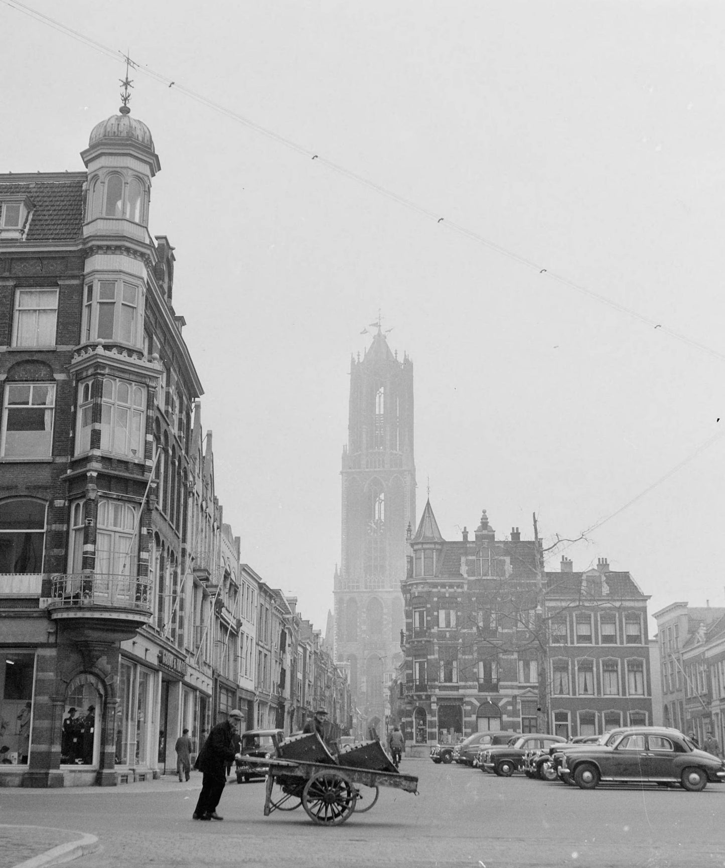 Zwart-witfoto uit 1954 van de Mariaplaats in Utrecht met uitzicht op de Domtoren.