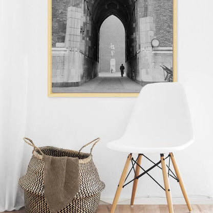 Zwart-witfoto uit 1954 van de Dom in Utrecht met zicht op het verzetsmonument. – canvas naturel baklijst in keuken