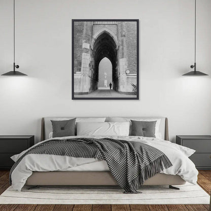 Zwart-witfoto uit 1954 van de Dom in Utrecht met zicht op het verzetsmonument. – canvas zwarte baklijst in slaapkamer