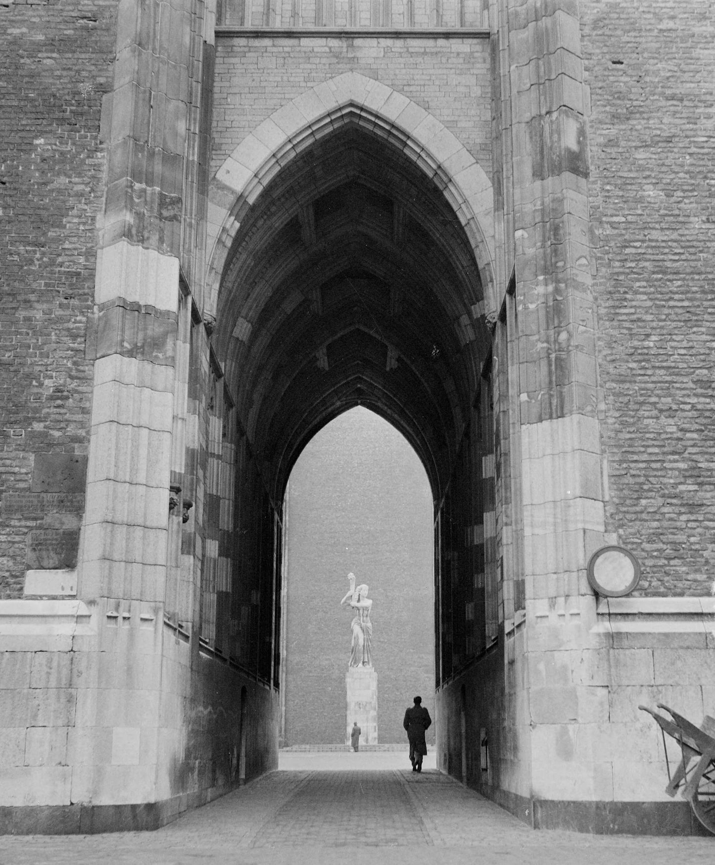 Zwart-witfoto uit 1954 van de Dom in Utrecht met zicht op het verzetsmonument.