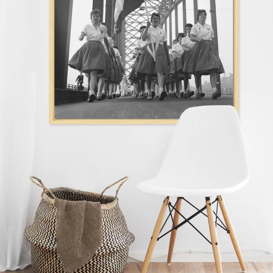 Zwart-witfoto uit 1960 van een wandelgroep meisjes tijdens de Vierdaagse op de Waalbrug in Nijmegen. – canvas naturel baklijst in keuken
