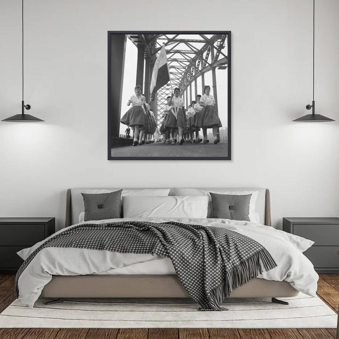 Zwart-witfoto uit 1960 van een wandelgroep meisjes tijdens de Vierdaagse op de Waalbrug in Nijmegen. – canvas zwarte baklijst in slaapkamer