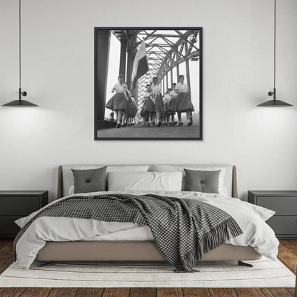 Zwart-witfoto uit 1960 van een wandelgroep meisjes tijdens de Vierdaagse op de Waalbrug in Nijmegen. – canvas zwarte baklijst in slaapkamer