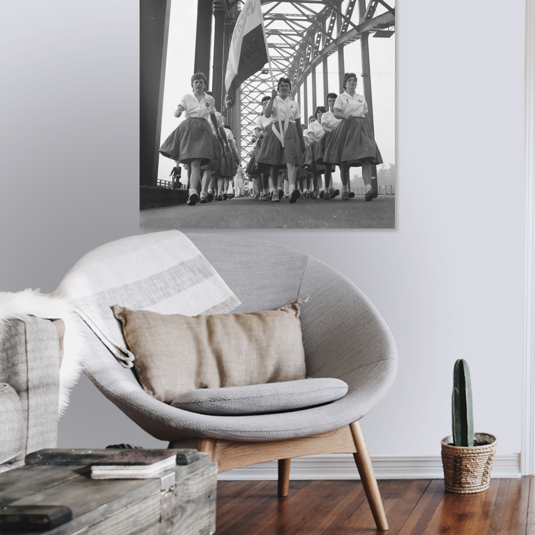 Zwart-witfoto uit 1960 van een wandelgroep meisjes tijdens de Vierdaagse op de Waalbrug in Nijmegen. – canvas zonder lijst in leeshoek