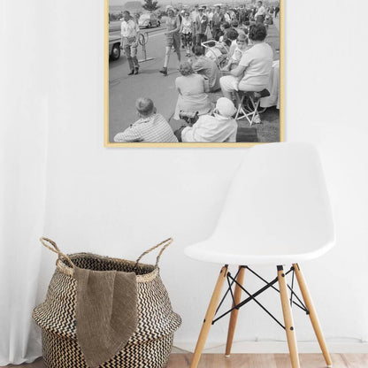 Zwart-witfoto uit 1961 van toeschouwers en lopers tijdens de Vierdaagse in Nijmegen met de Waalbrug op de achtergrond. – canvas naturel baklijst in keuken