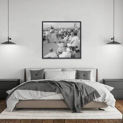 Zwart-witfoto uit 1961 van toeschouwers en lopers tijdens de Vierdaagse in Nijmegen met de Waalbrug op de achtergrond. – canvas zwarte baklijst in slaapkamer