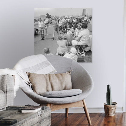 Zwart-witfoto uit 1961 van toeschouwers en lopers tijdens de Vierdaagse in Nijmegen met de Waalbrug op de achtergrond. – canvas zonder lijst in leeshoek