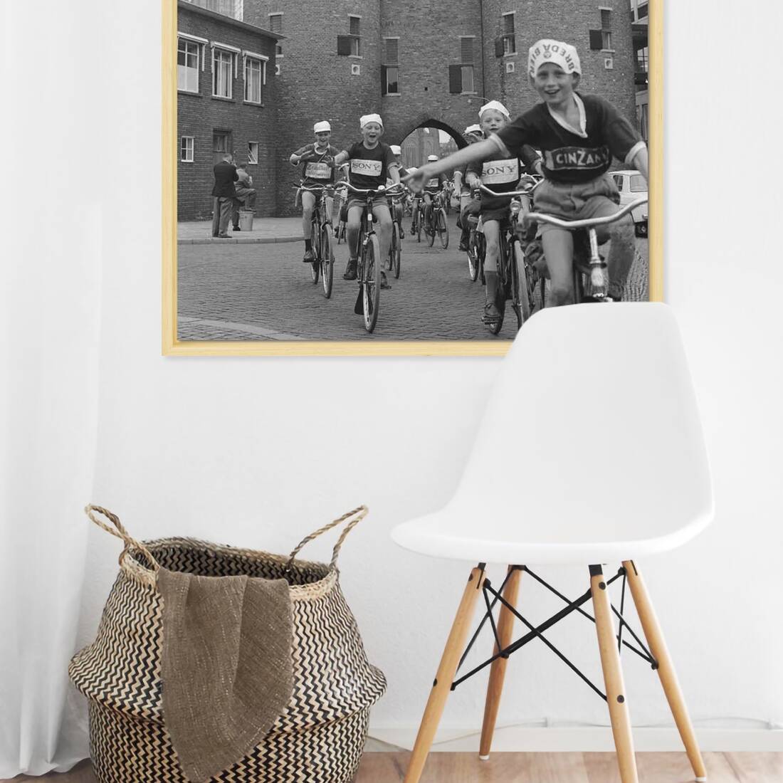 Zwart-witfoto uit 1963 van de start van de Tour de Frats in Arnhem. – canvas naturel baklijst in keuken