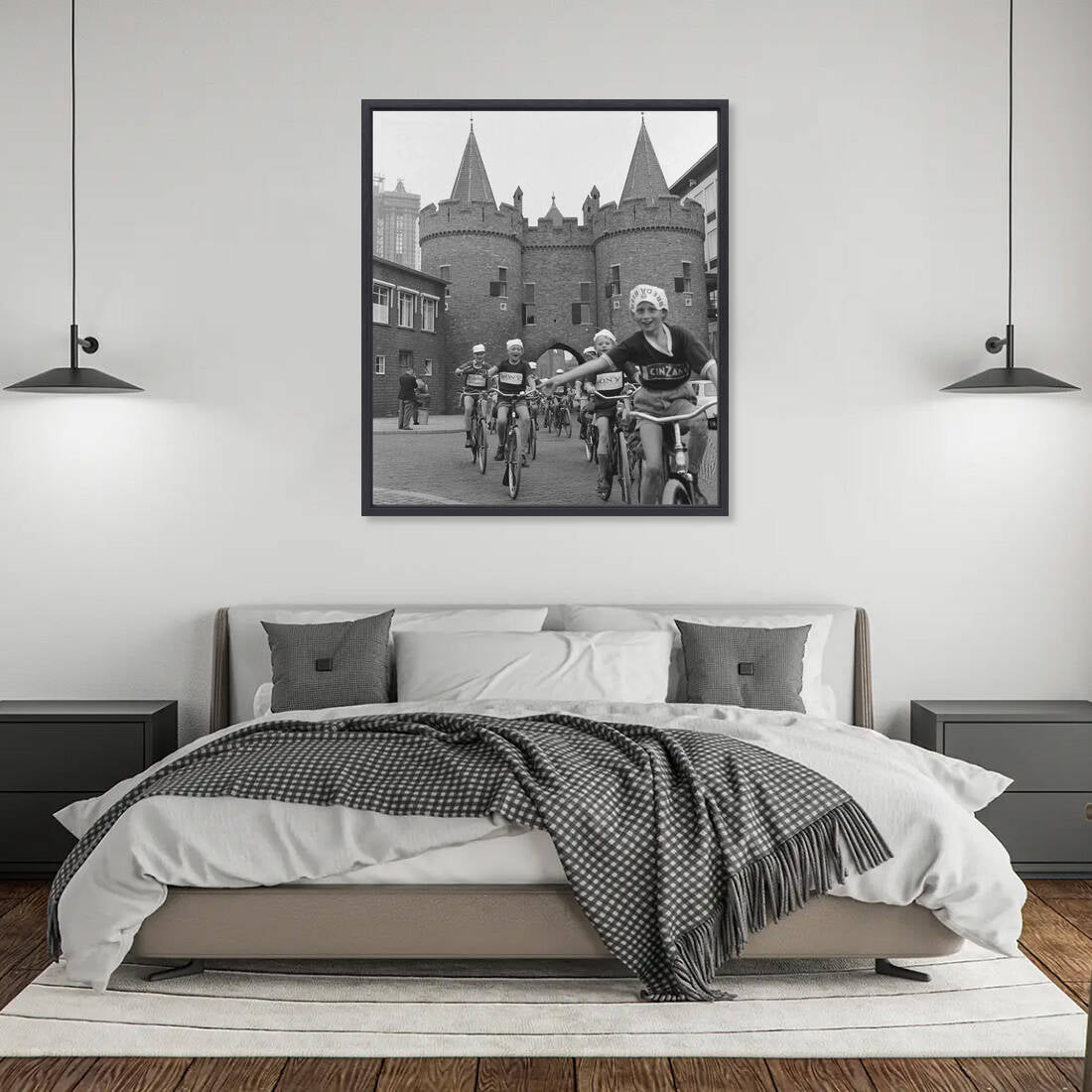 Zwart-witfoto uit 1963 van de start van de Tour de Frats in Arnhem. – canvas zwarte baklijst in slaapkamer