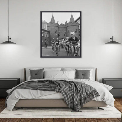 Zwart-witfoto uit 1963 van de start van de Tour de Frats in Arnhem. – canvas zwarte baklijst in slaapkamer
