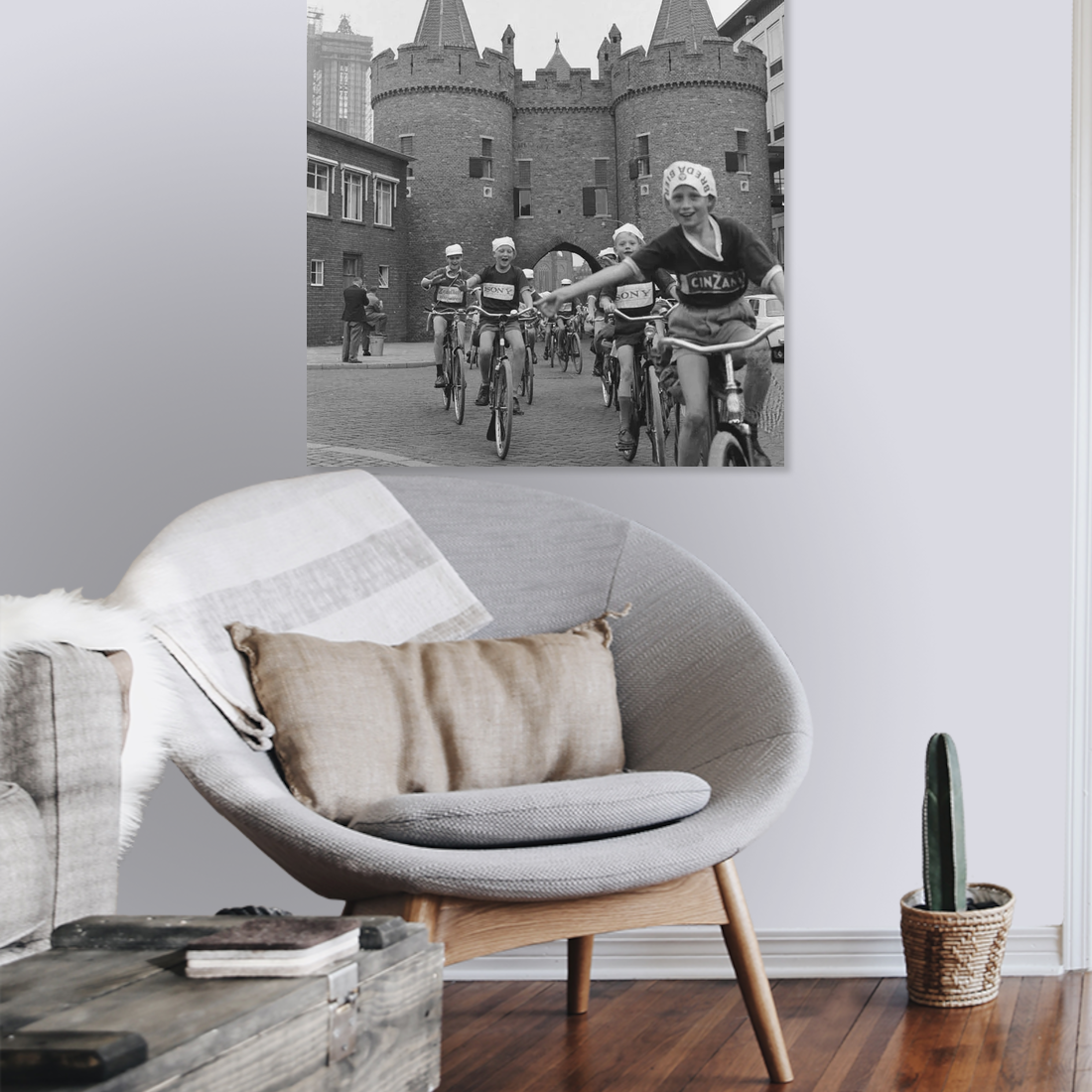 Zwart-witfoto uit 1963 van de start van de Tour de Frats in Arnhem. – canvas zonder lijst in leeshoek
