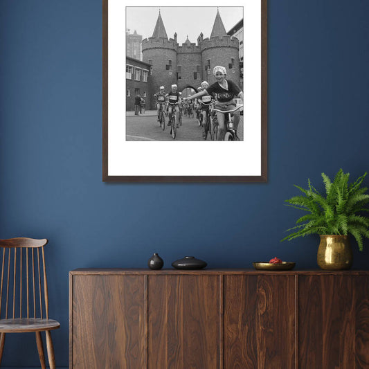 Zwart-witfoto uit 1963 van de start van de Tour de Frats in Arnhem. – donkerbruine wissellijst in woonkamer