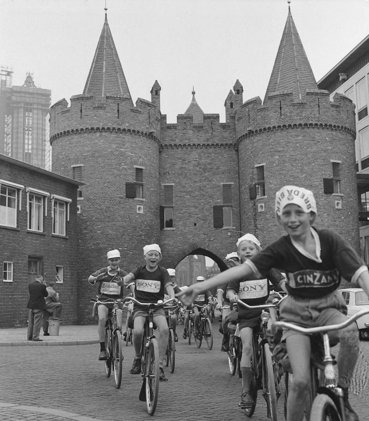 Zwart-witfoto uit 1963 van de start van de Tour de Frats in Arnhem.