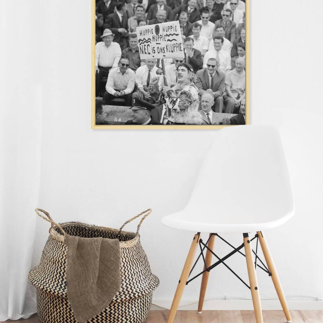 Zwart-witfoto uit 1964 van een verklede NEC-supporter in het Goffertstadion te Nijmegen. – canvas naturel baklijst in keuken