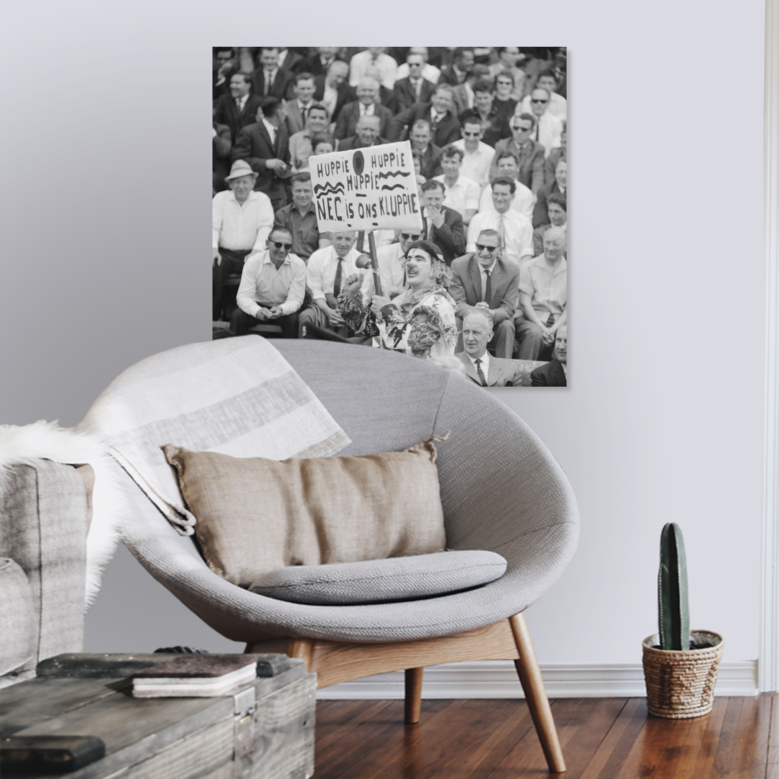 Zwart-witfoto uit 1964 van een verklede NEC-supporter in het Goffertstadion te Nijmegen. – canvas zonder lijst in leeshoek