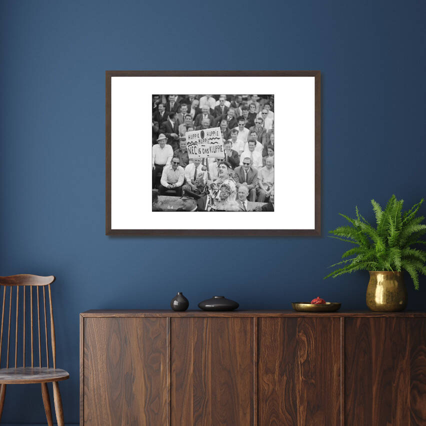 Zwart-witfoto uit 1964 van een verklede NEC-supporter in het Goffertstadion te Nijmegen. – donkerbruine wissellijst in woonkamer