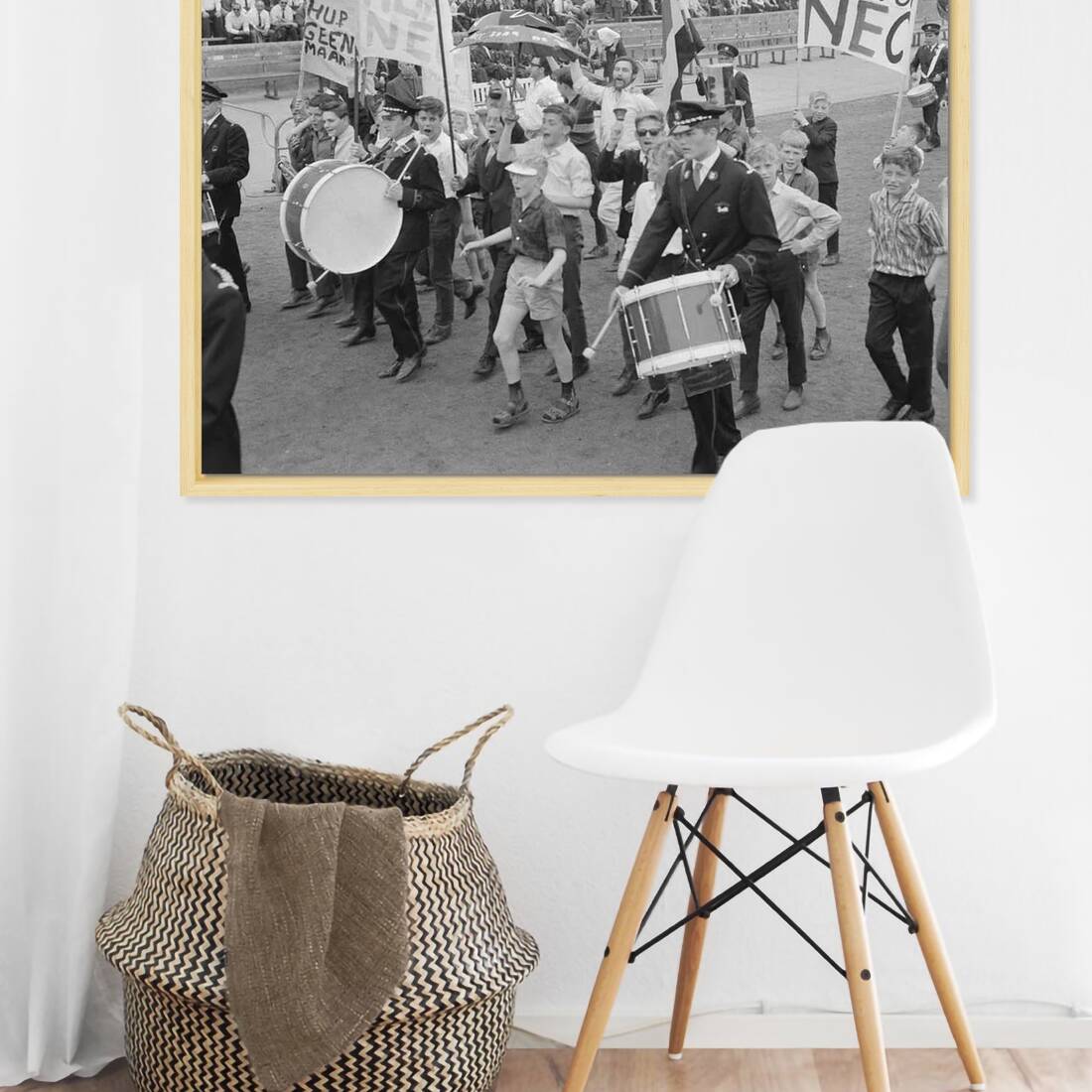 Zwart-witfoto uit 1964 van juichende NEC-supporters in het Goffertstadion te Nijmegen. – canvas naturel baklijst in keuken