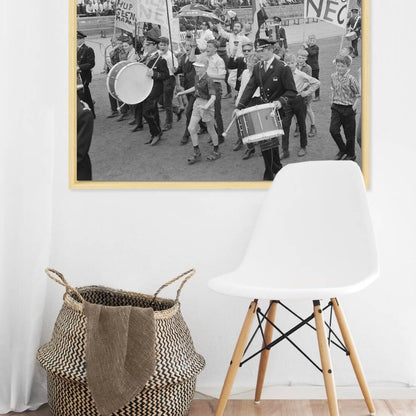 Zwart-witfoto uit 1964 van juichende NEC-supporters in het Goffertstadion te Nijmegen. – canvas naturel baklijst in keuken