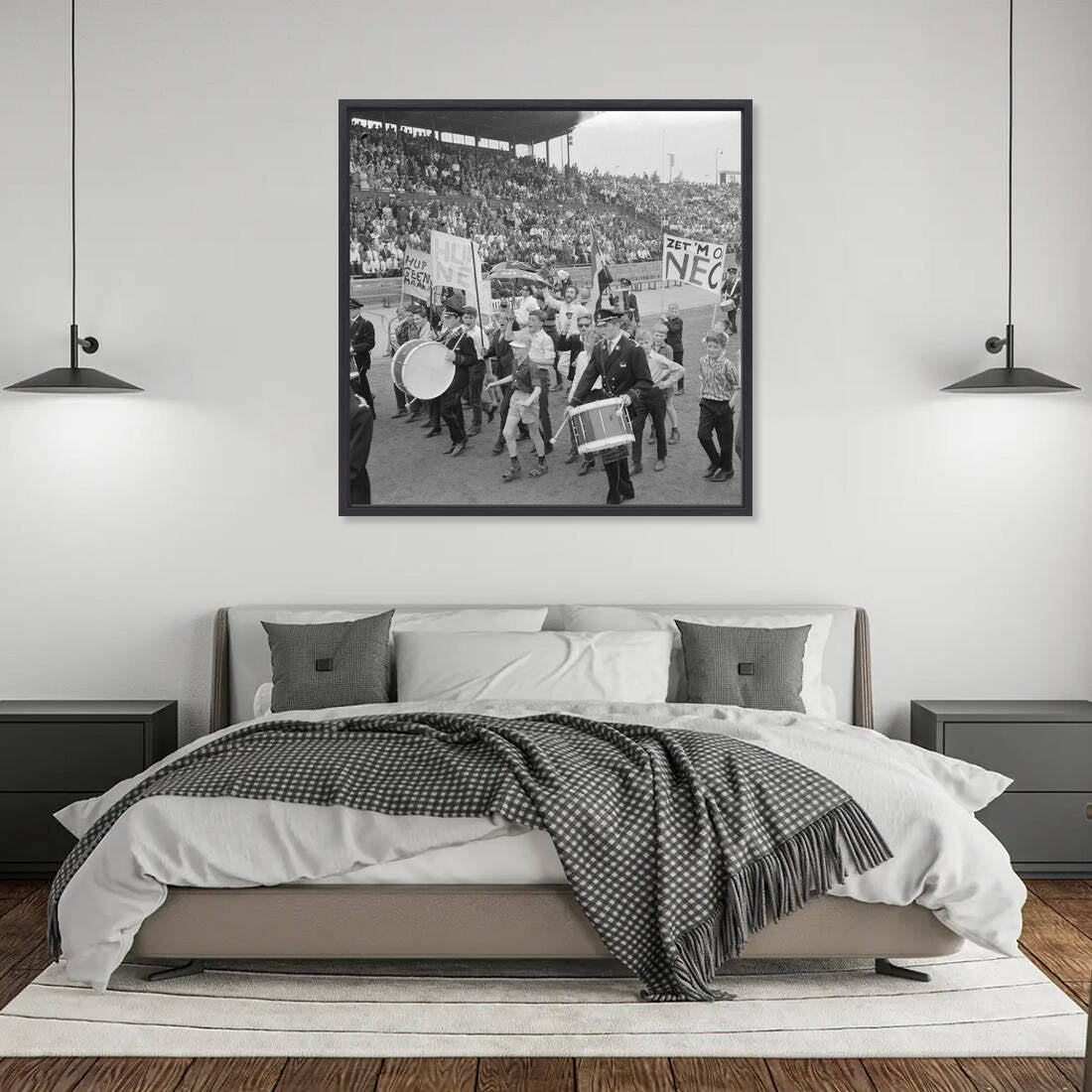 Zwart-witfoto uit 1964 van juichende NEC-supporters in het Goffertstadion te Nijmegen. – canvas zwarte baklijst in slaapkamer
