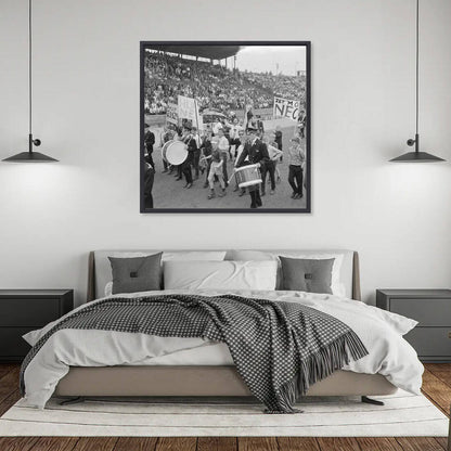 Zwart-witfoto uit 1964 van juichende NEC-supporters in het Goffertstadion te Nijmegen. – canvas zwarte baklijst in slaapkamer