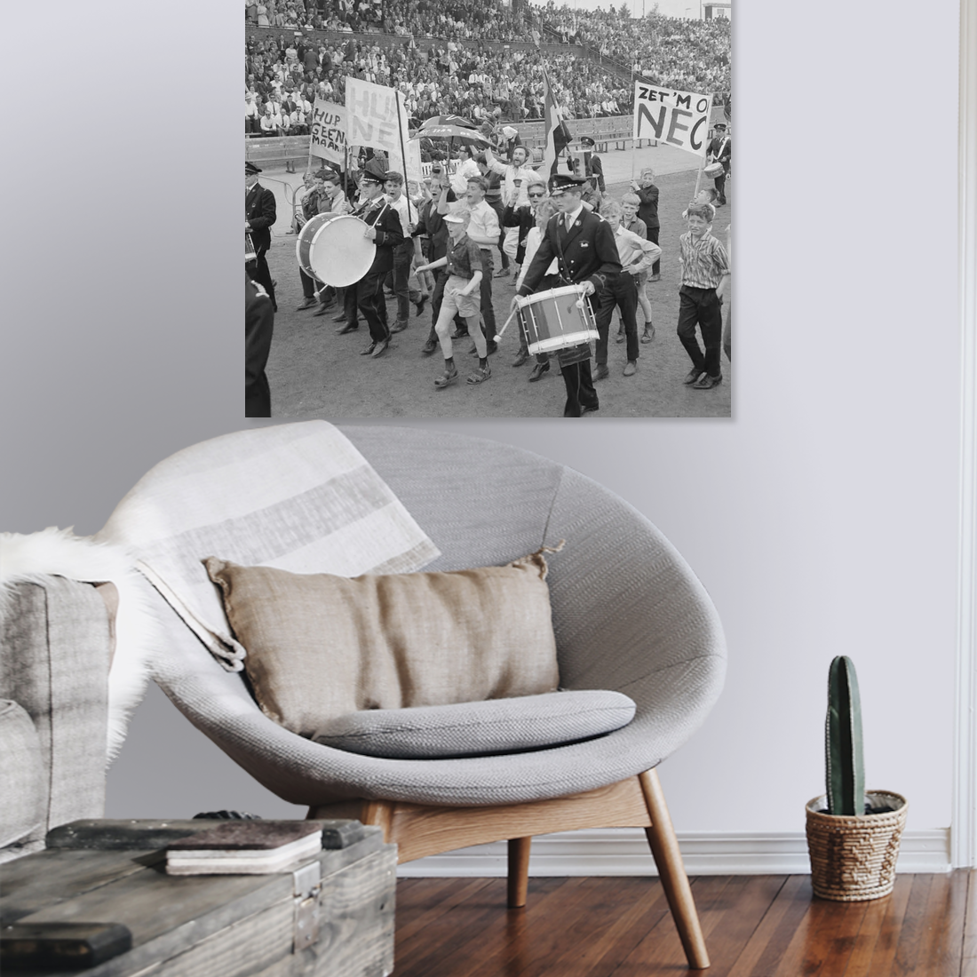 Zwart-witfoto uit 1964 van juichende NEC-supporters in het Goffertstadion te Nijmegen. – canvas zonder lijst in leeshoek