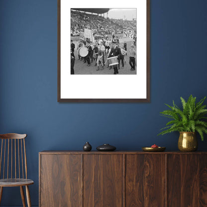 Zwart-witfoto uit 1964 van juichende NEC-supporters in het Goffertstadion te Nijmegen. – donkerbruine wissellijst in woonkamer