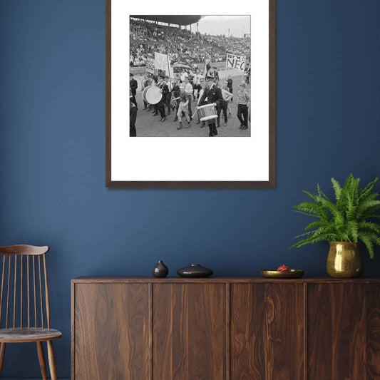 Zwart-witfoto uit 1964 van juichende NEC-supporters in het Goffertstadion te Nijmegen. – donkerbruine wissellijst in woonkamer