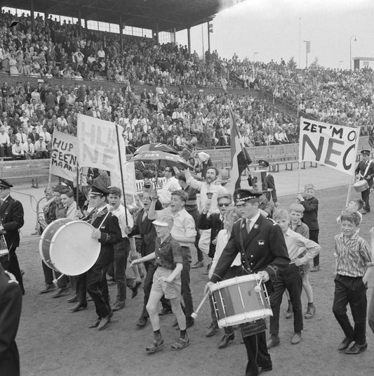 Zwart-witfoto uit 1964 van juichende NEC-supporters in het Goffertstadion te Nijmegen.