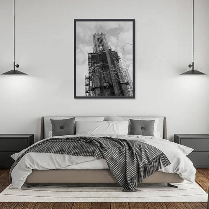 Zwart-witfoto uit 1964 van de ingebruikneming van de Eusebiustoren in Arnhem. – canvas zwarte baklijst in slaapkamer