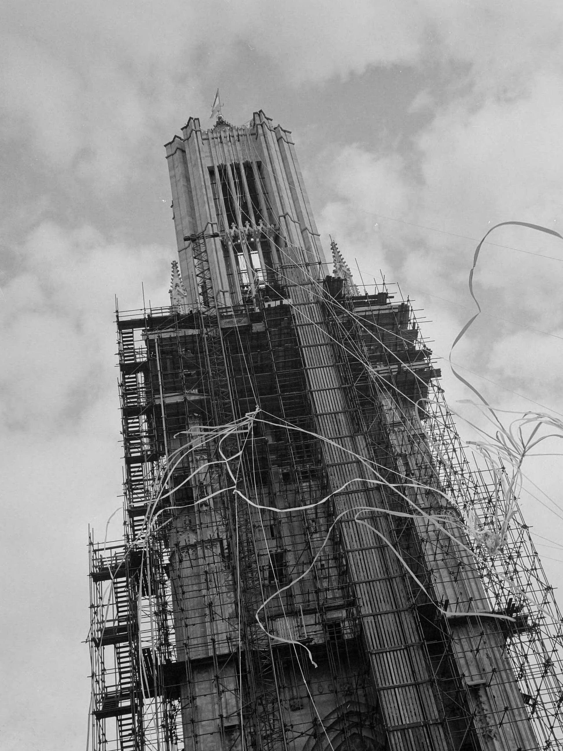 Zwart-witfoto uit 1964 van de ingebruikneming van de Eusebiustoren in Arnhem.