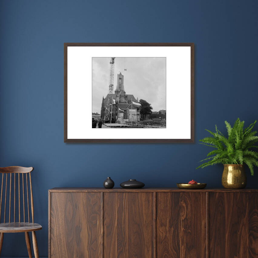 Zwart-witfoto uit 1964 van de inwijding van de Eusebiustoren in Arnhem. – donkerbruine wissellijst in woonkamer