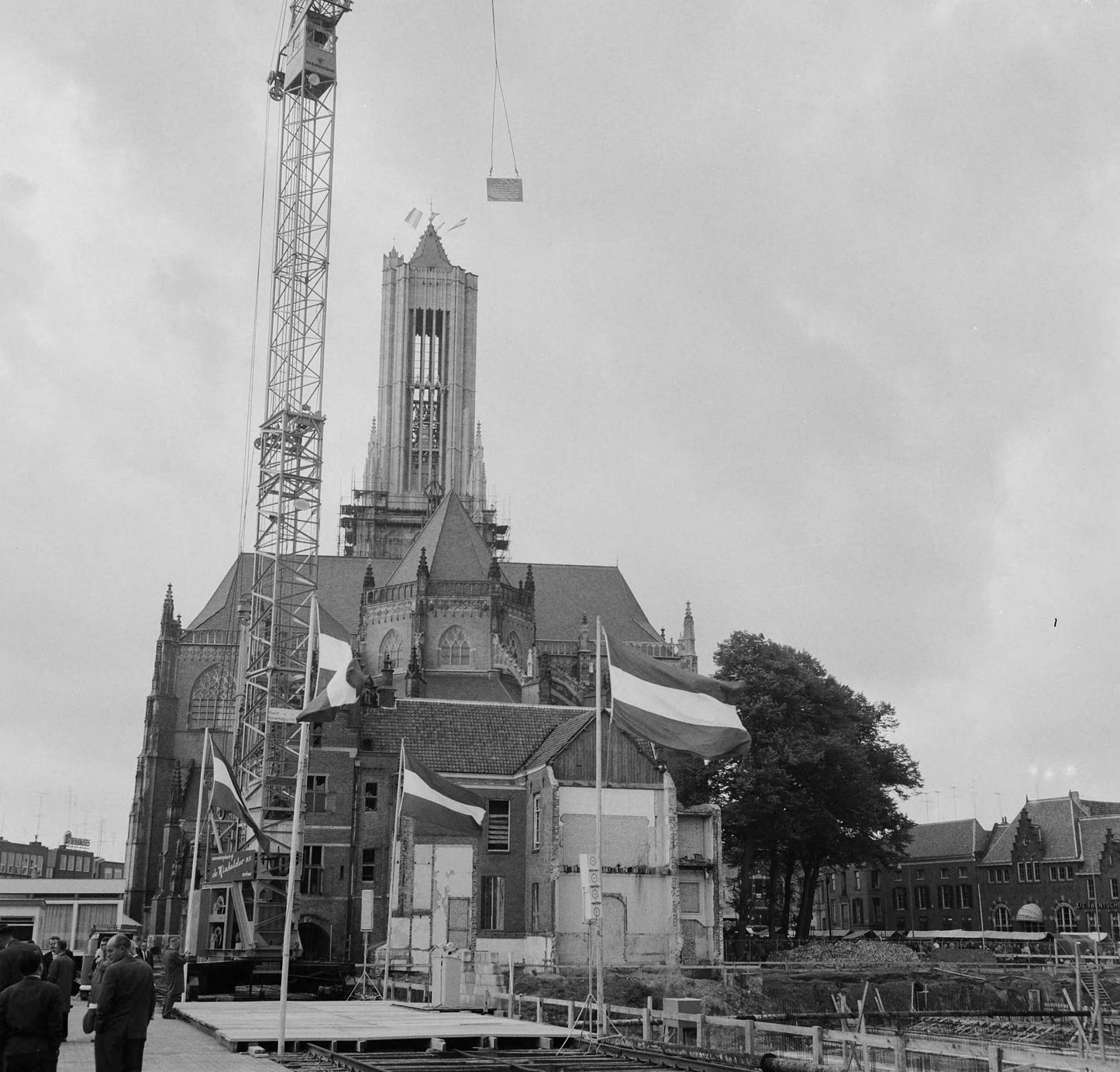 Zwart-witfoto uit 1964 van de inwijding van de Eusebiustoren in Arnhem.