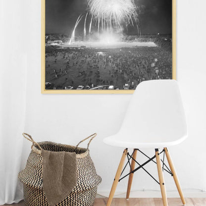 Zwart-witfoto uit 1965 van vuurwerk op het Malieveld in Den Haag ter gelegenheid van de verloving van Beatrix en Claus. – canvas naturel baklijst in keuken